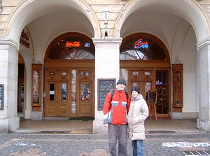 Bastel (links) und Jana (rechts) vor der Sportbar am Markt in Hradec Kralove ;o)